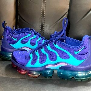 vapormax plus hornets